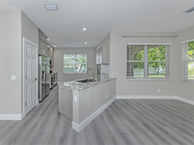 Building Photo - 3941 Yellowstone Cir