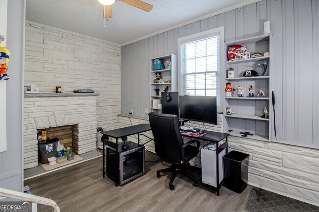Building Photo - 579 Lynmore Ave