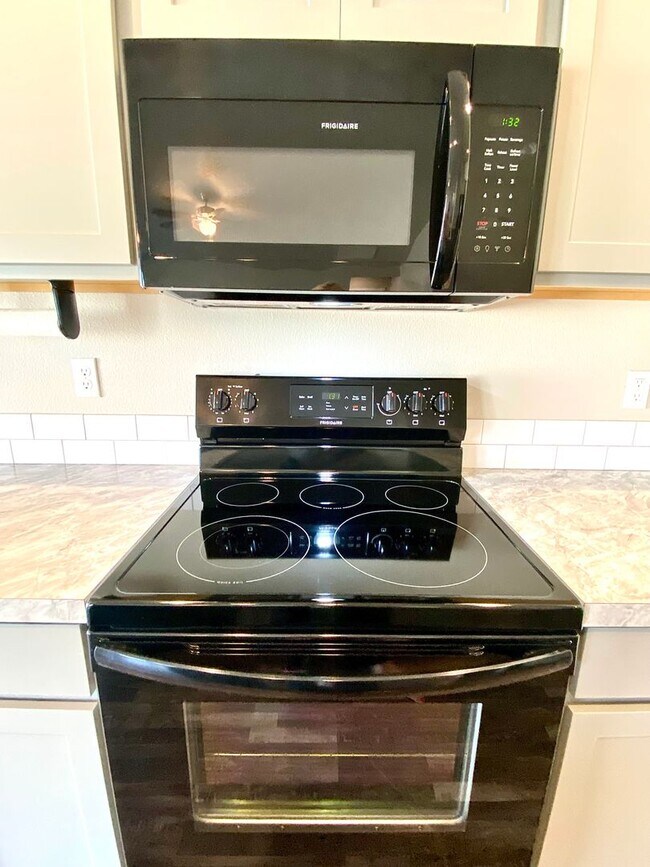 Building Photo - 3 Bedroom 2 Bath  PET FRIENDLY home in SW ...
