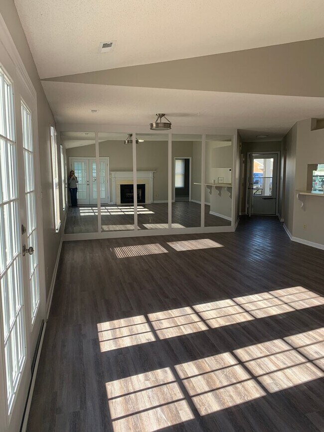 Building Photo - Cozy Living on a quiet cul de sac.