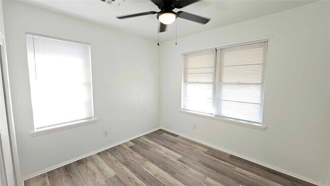 Building Photo - 3633 SE 27th St