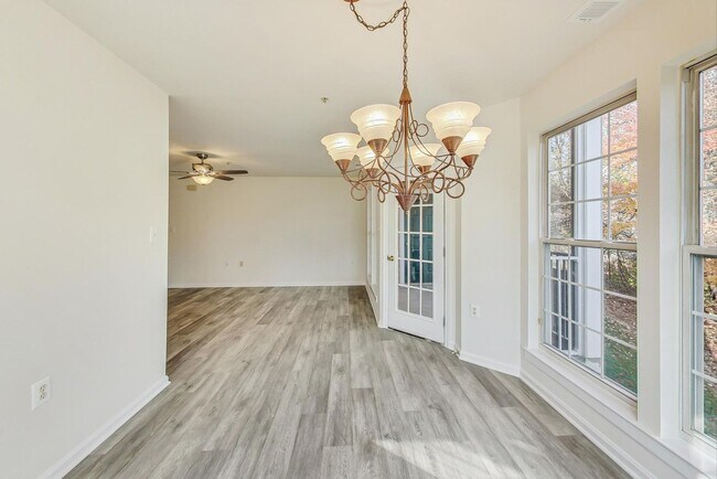 Building Photo - Renovated 2BD/2BA with 1 Reserved Parking ...