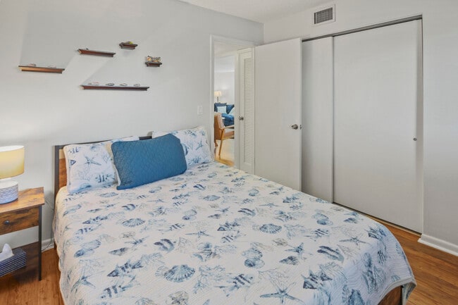 Building Photo - 2936 Lake Shore Dr