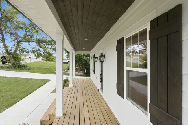 Building Photo - Spacious 5-Bedroom with Fenced Yard & Modern Amenities