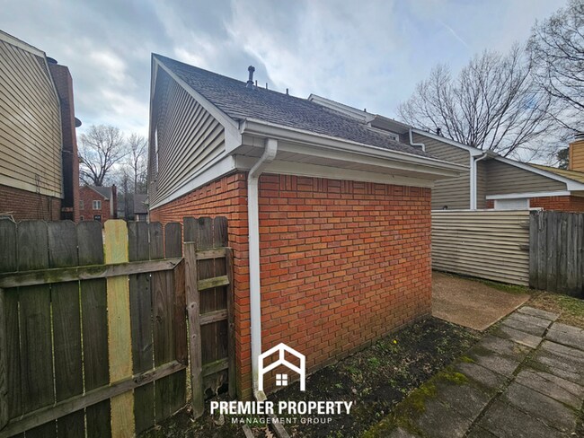 Building Photo - Charming 3-Bedroom Memphis Home with Vaulted Ceilings & Brick Fireplace