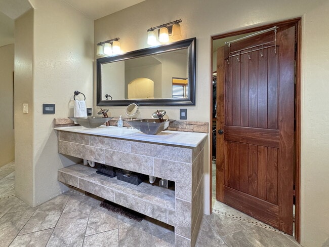 Building Photo - Corrales Stunner!