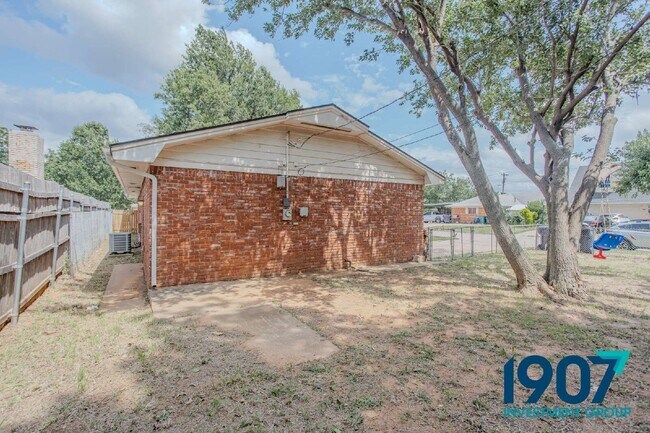 Building Photo - 1101 SW 72nd St