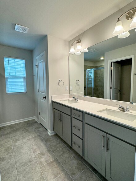 owner's suite bathroom - 2200 Cape May Ln
