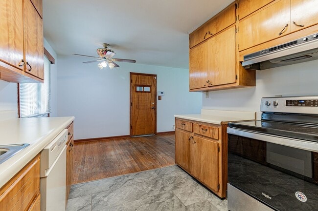 Building Photo - 3 bedroom, 1 bath ranch home! Close to I-74, on the local MTD bus line!! - Available Now