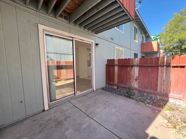 Building Photo - Ground Floor Two Bedroom with Community...