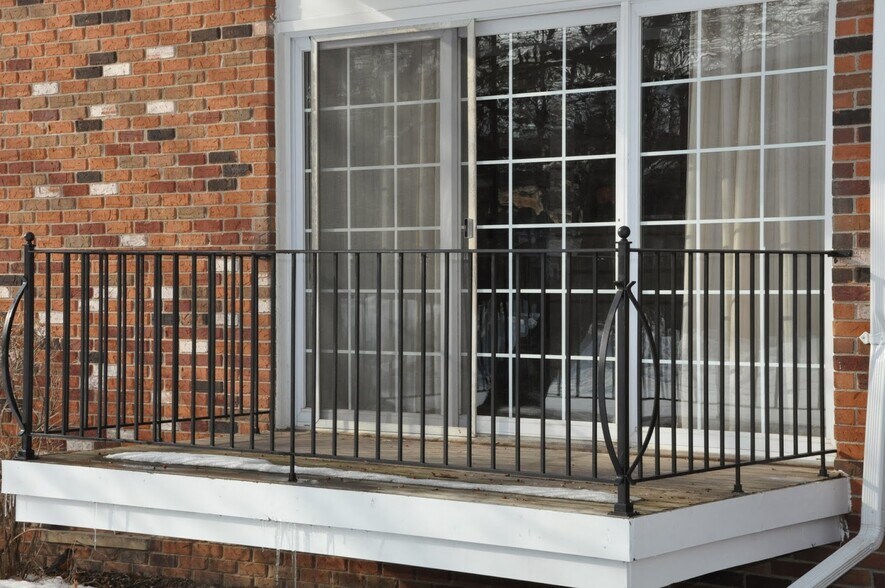 Building Photo - 480 Fox Hills Dr N