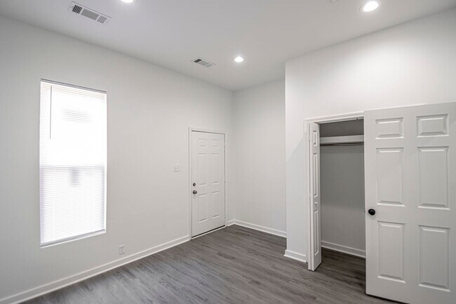 Building Photo - 214 S Park St