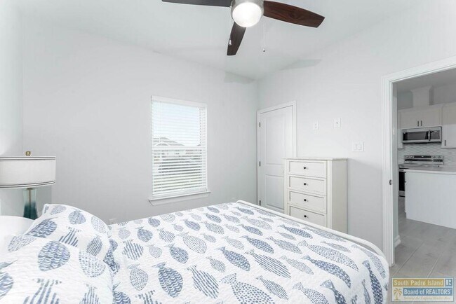 Building Photo - 18 S Bay Hill Dr