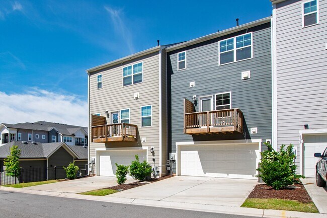 Building Photo - Bright, Spacious & Move-In Ready Townhome ...