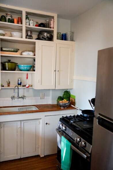 Original Kitchen - 512 N Santa Fe Ave