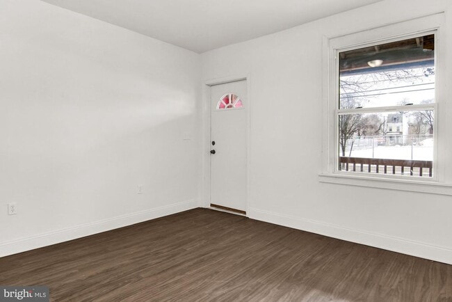 Building Photo - Coming Soon! Charming 3 Bedroom, 1.5 Bath ...