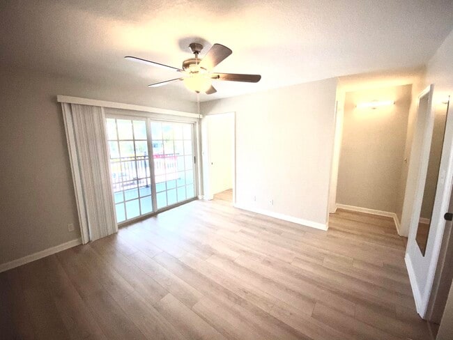 Building Photo - 102 N Lakeside Dr