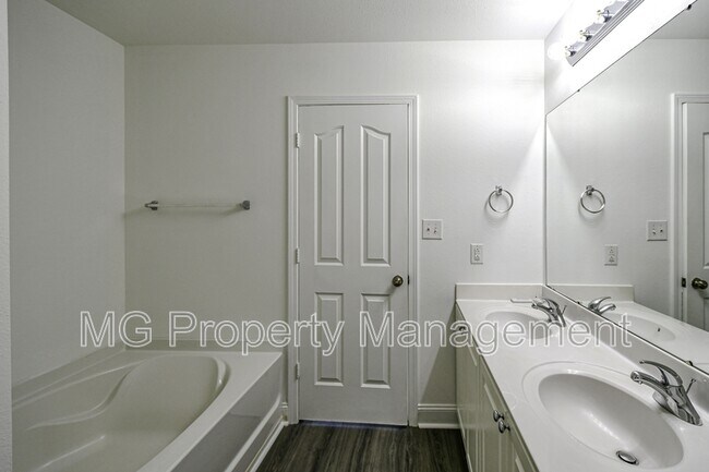 Building Photo - 722 Overlook Rd