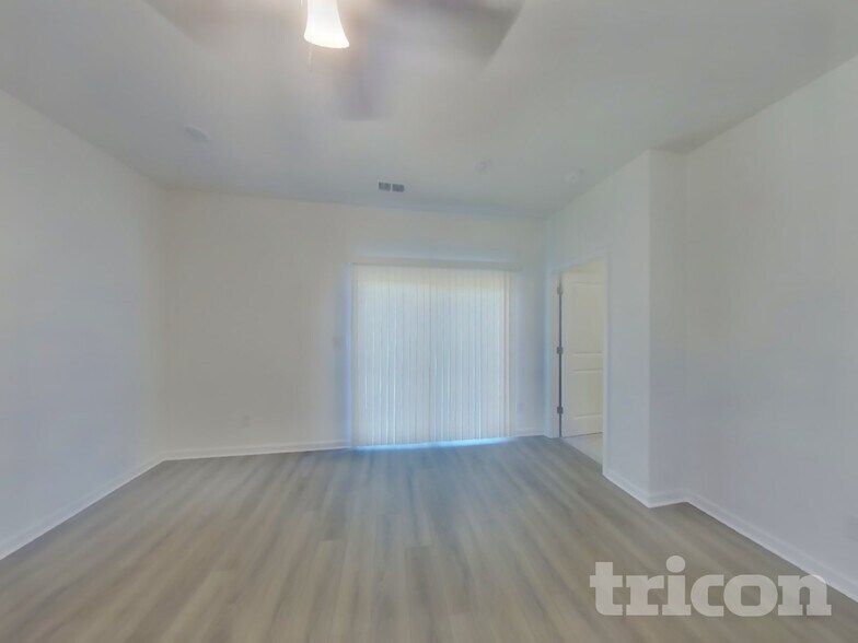 Building Photo - 1940 Logan Ln