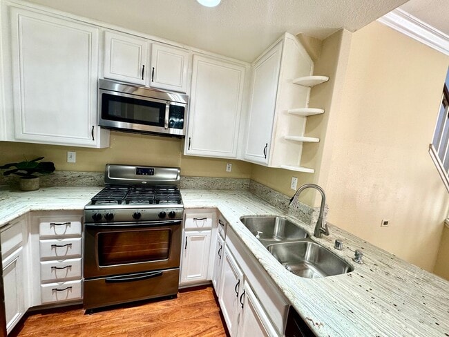 Building Photo - Beautiful 2 Story, 2 Bedroom plus Large Lo...