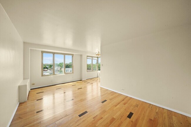 Building Photo - 2610 W Balmoral Ave