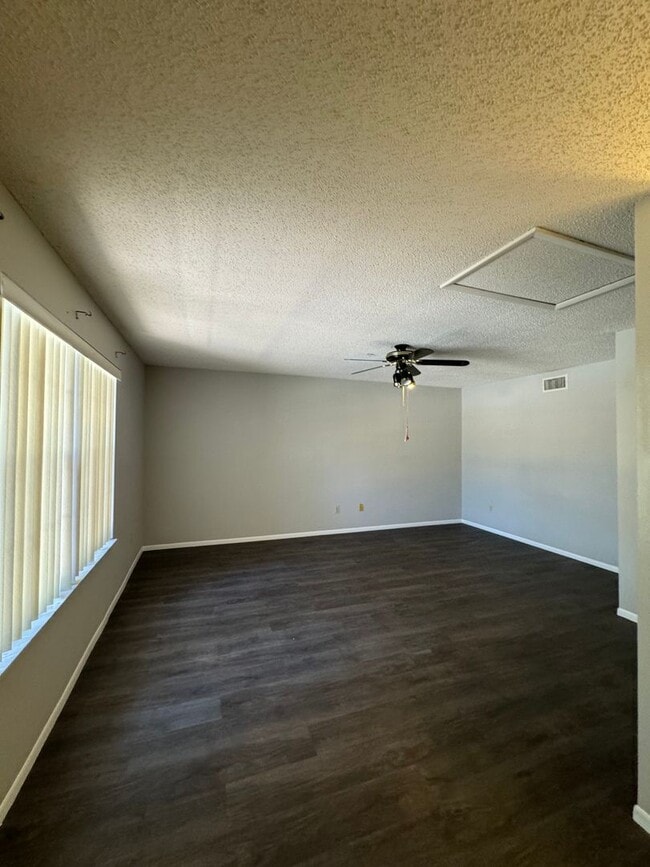 Building Photo - Spacious 3 bedroom, 2 bathrooms multiplex unit. 2 story in Alafaya