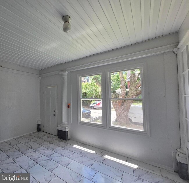 Building Photo - 6149 W Columbia Ave