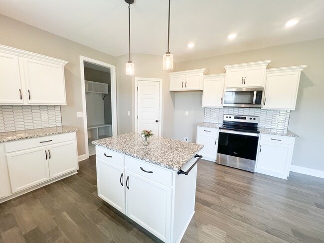 Building Photo - 5 Bedroom 2 1/2 Bathroom Home