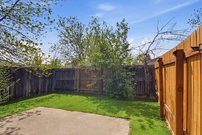 Building Photo - $1,400.95 with $300.00 off the first month's rent, 2 Beds - 1 Bath, Triplex in Aurora with Washer...