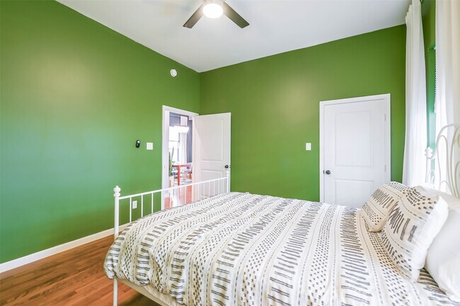 Building Photo - 213 N Hutcheson St