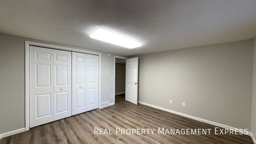 Building Photo - Newly Renovated 5 Bed Home w/ 2-Stall Garage