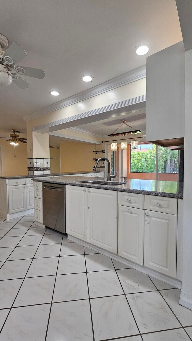 Building Photo - 12157 Sycamore Ln