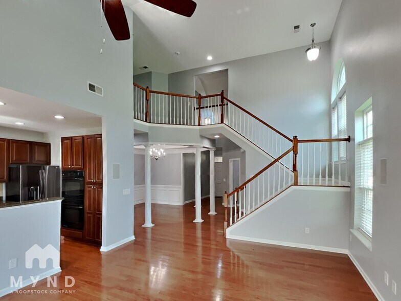 Building Photo - 606 Shoreline Blvd