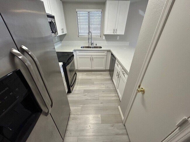 Building Photo - INVITING 2 BEDROOM TOP FLOOR CONDO IN A CE...