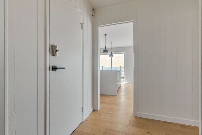 Building Photo - Stunning Three Bedroom Home in Westwood Hi...
