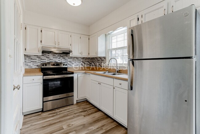 Building Photo - Charming 3 Bedroom in Hope Mills!