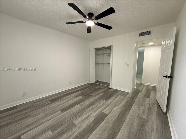 Building Photo - 9440 Live Oak Pl