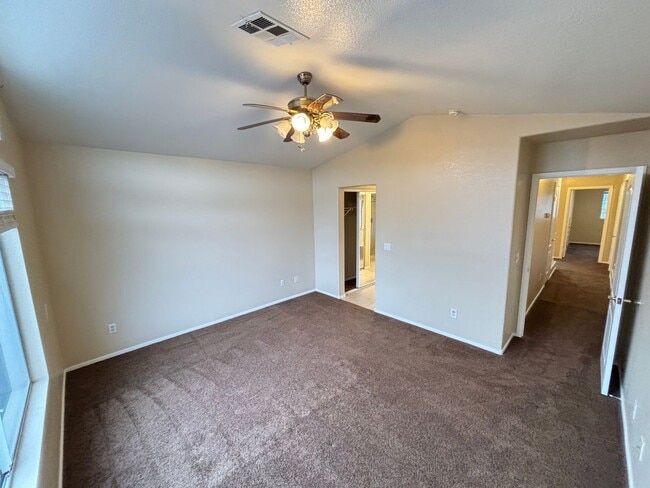 Building Photo - Gorgeous 3Bed/3Bath Home in the Gated Gree...