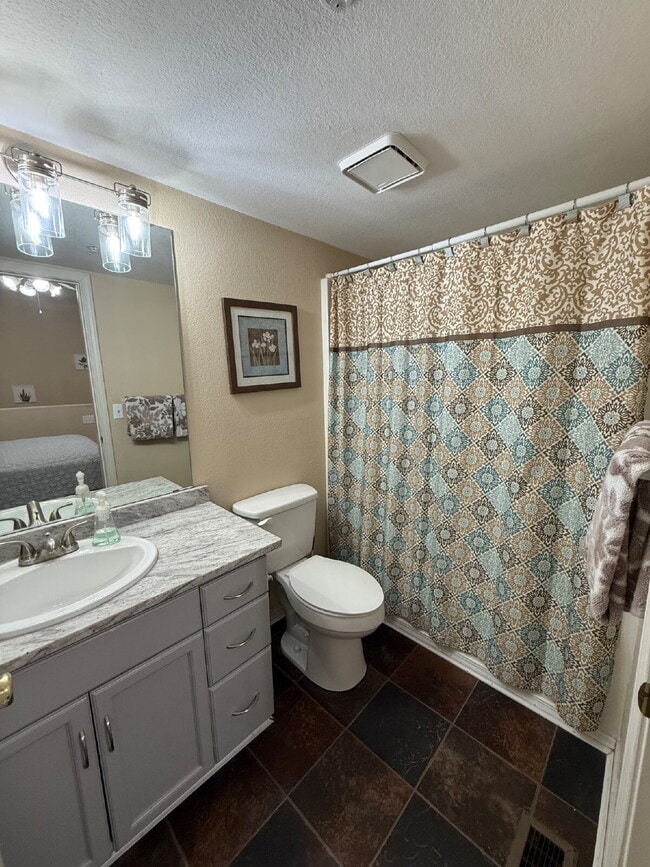 Building Photo - Penthouse Fully Furnished - Lakeview 2 Bedroom Condo