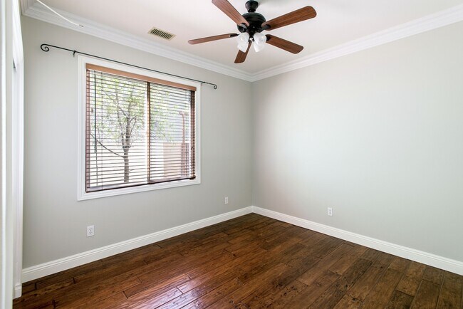 Building Photo - Beautiful 5 bedroom/ 3 Bath Miraleste home...