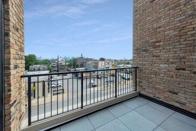 Building Photo - 520 N Western Ave