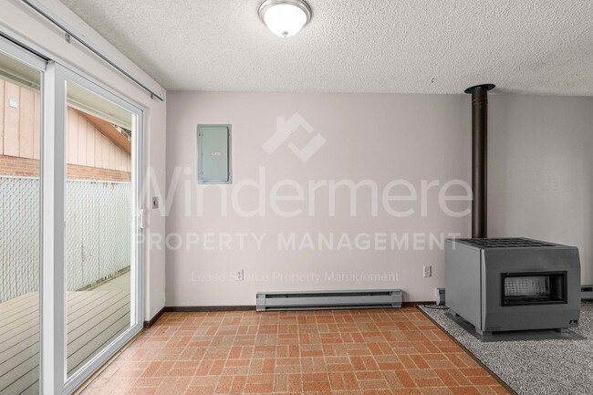 Building Photo - 3142 E 31st Ave