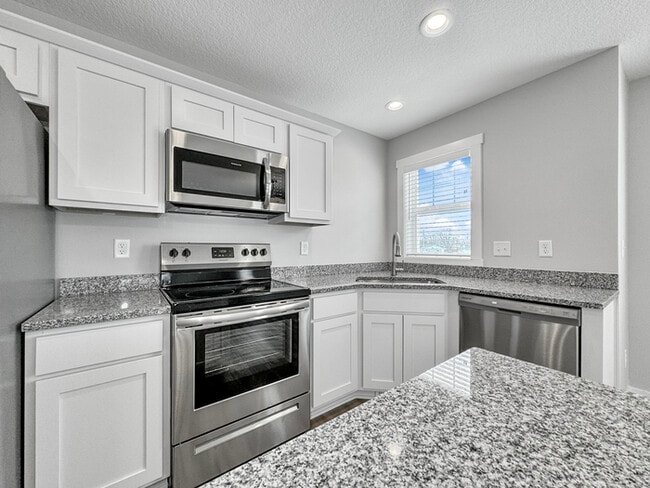 Building Photo - 2502 NW Lois Ln