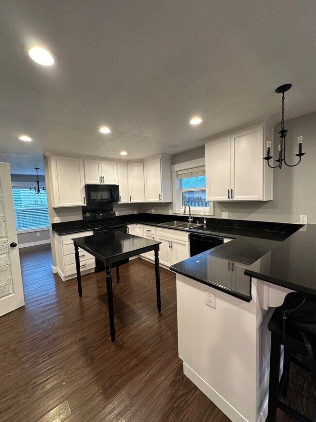 Building Photo - 4 Bedroom House Available in Hammond!