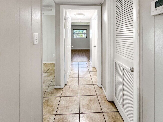 Building Photo - 1852-A Golf View Avenue #10