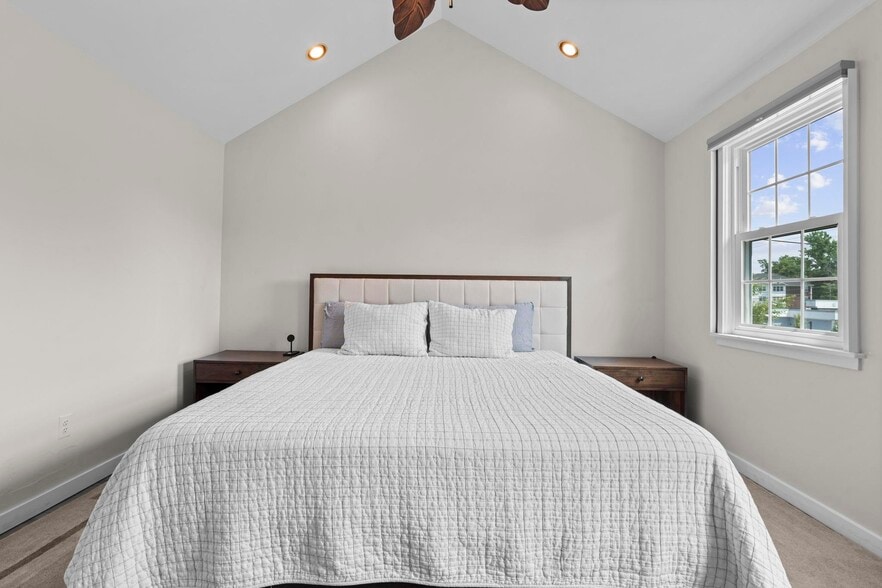 Building Photo - 26 Linden St