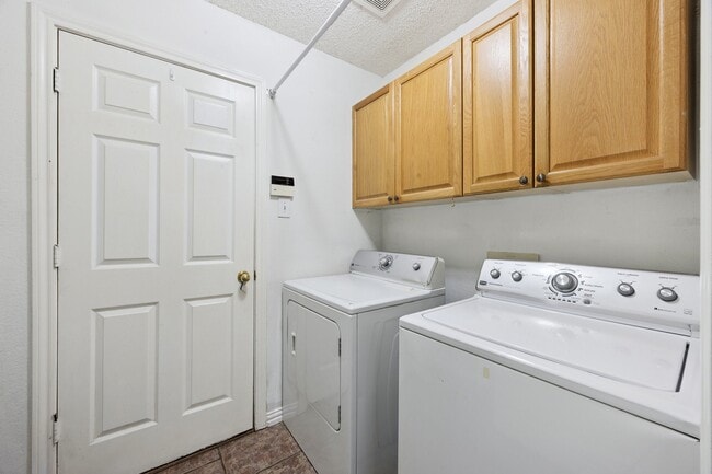 Building Photo - 2902 Hollis Dr
