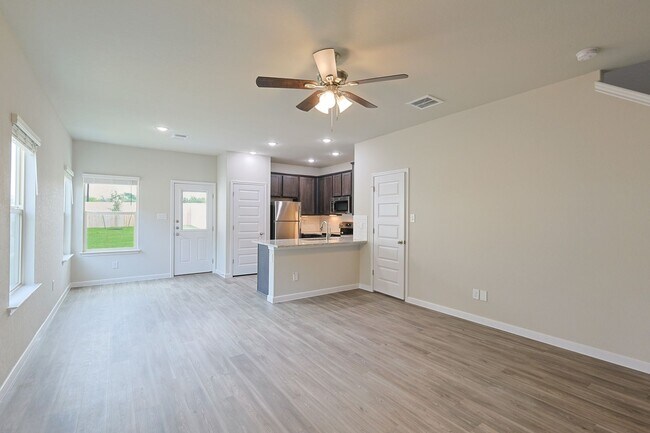 Building Photo - Modern Townhouse in New Braunfels