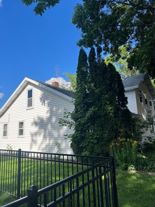 Building Photo - 636 Kickbusch St