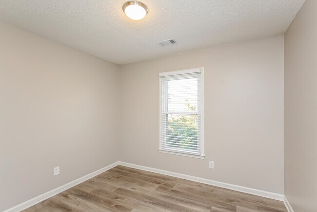 Building Photo - 340 Wayside Dr